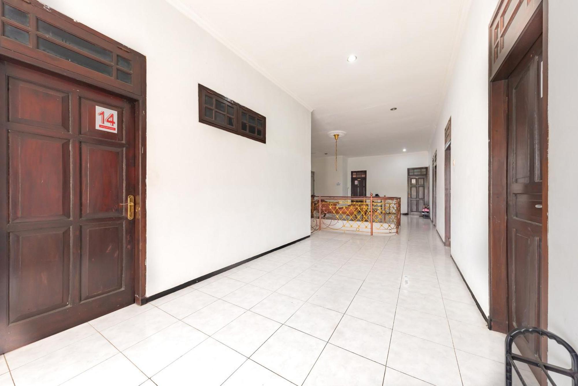 Reddoorz At Ciliwung Guest House Syariah Malang Exteriör bild